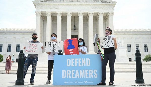 Juez ordena restaurar protección migratoria a «dreamers» en Estados Unidos