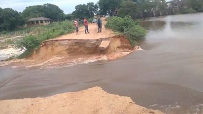 Laguna de Limpio contaminada rompe muro y se desborda