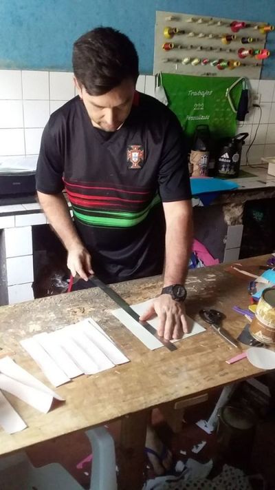 Innovan artesanía en cuero y forra jarras dentro de la penitenciaría de Pedro Juan Caballero