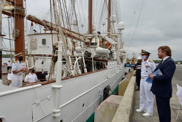 El Juan Sebastián Elcano entra en Guayaquil en medio de salvas de artillería - MarketData