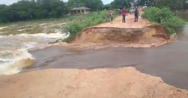 La Nación / Cayó camino que dividía zona sana de aguas contaminadas de Laguna Cerro en Limpio