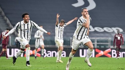 Juventus remonta y se queda con el derbi de Turín