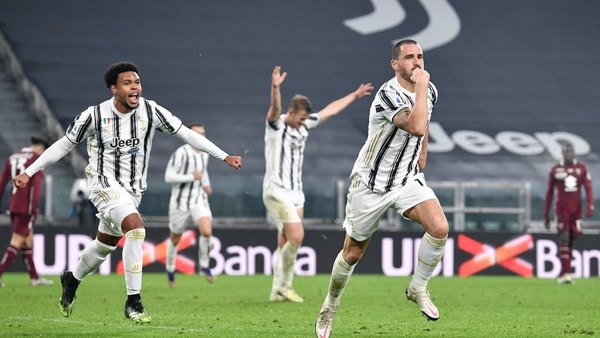 Juventus remonta y se queda con el derbi de Turín