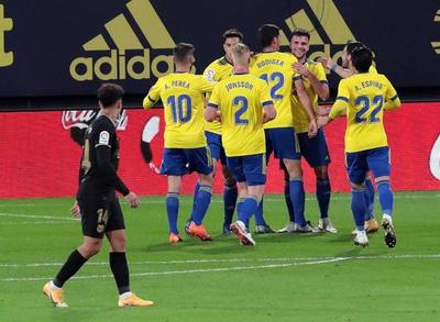 Barcelona se desangra ante un Cádiz recién ascendido