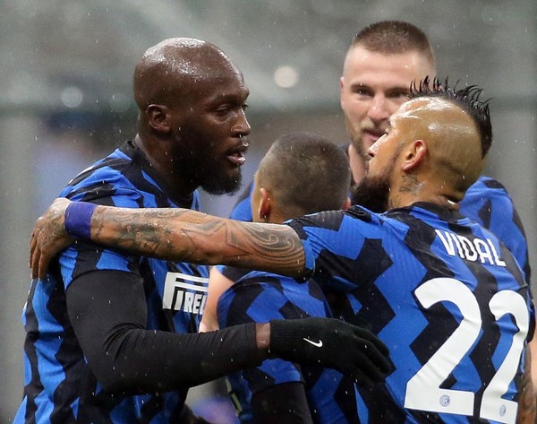 Inter celebra y se acerca a la punta