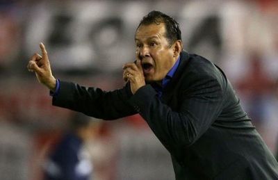 Puebla de México despide a DT peruano Reynoso