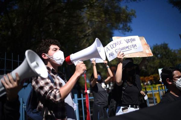 Guatemaltecos protestan por tercera semana consecutiva contra el presidente - Mundo - ABC Color