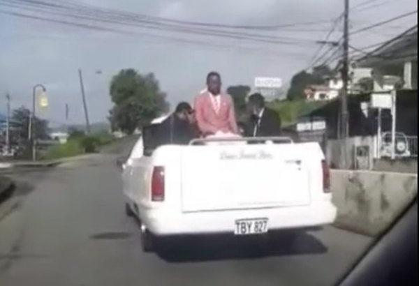 Crónica / Le llevaron a su sepelio ¡sentadito en una silla!