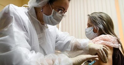 La Nación / Moscú empieza a vacunar a trabajadores en riesgo