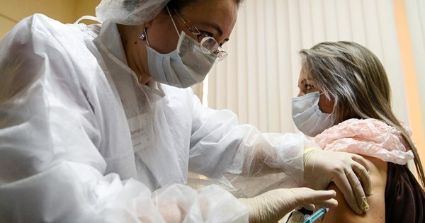 La Nación / Moscú empieza a vacunar a trabajadores en riesgo