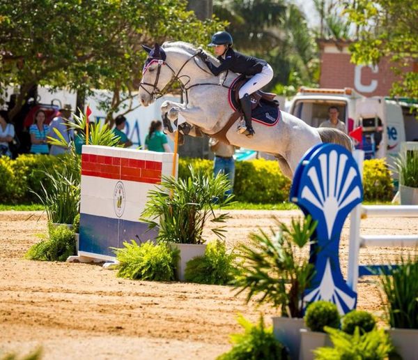 Agostina Llano con el mejor salto en el CHP - Polideportivo - ABC Color