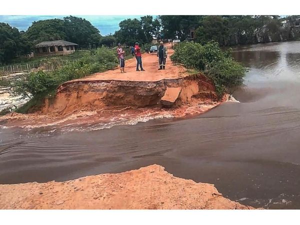 Laguna Cerro: Camino se desploma y temen por contaminación total