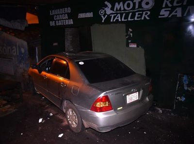 Automovilista choca contra un taller mecánico en Itauguá - Nacionales - ABC Color