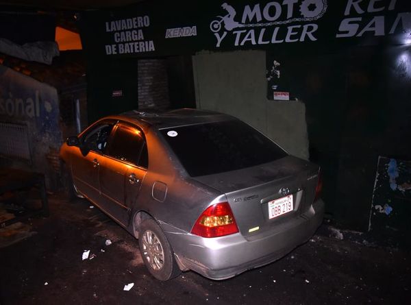 Automovilista choca contra un taller mecánico en Itauguá - Nacionales - ABC Color