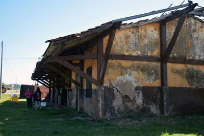 Exestación de trenes de Bertoni, en ruinas - Nacionales - ABC Color