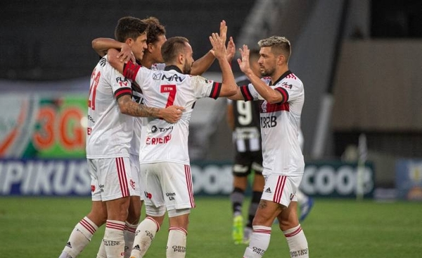 HOY / Flamengo vence al Botafogo y acorta ventaja del líder Sao Paulo
