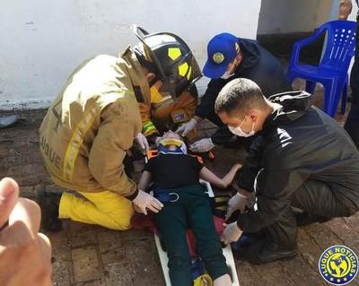 Bomberos rescatan a una joven de un pozo en Luque •