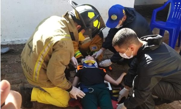 Joven mujer se tiró a un pozo con agua y Bomberos la rescataron