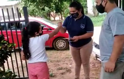 En San Pedro, una profe visitó y entregó regalos a sus alumnitos
