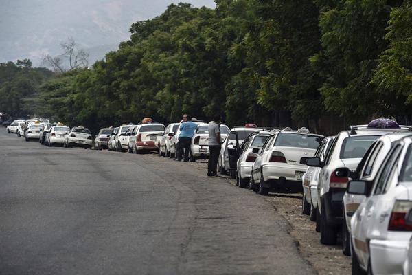 Las filas para cargar gasolina en Caracas son largas y llevan horas – Prensa 5