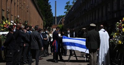 La Nación / Multitudinario cortejo fúnebre despide al expresidente uruguayo Tabaré Vázquez