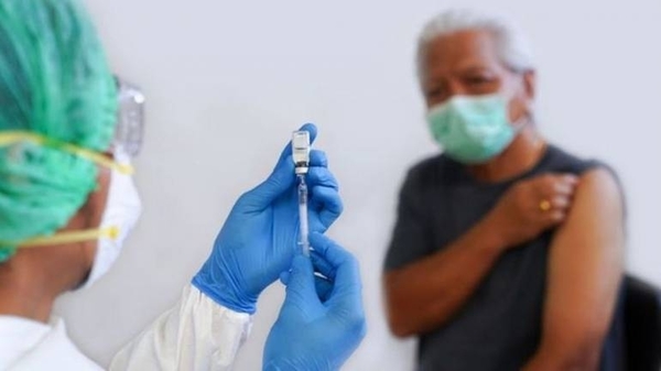 HOY / Vacuna contra el covid-19: ¿debería ser obligatoria? Dos expertos dan su punto de vista a favor y en contra