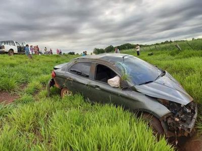 Automovilista muere en aparatoso vuelco - Nacionales - ABC Color