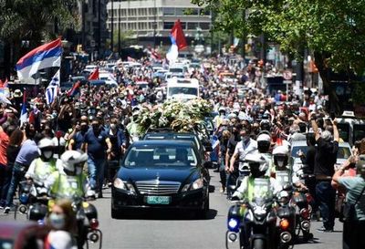 Miles de uruguayos despiden al expresidente Tabaré Vázquez