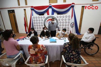Gobernación de Central entregó sillas de ruedas