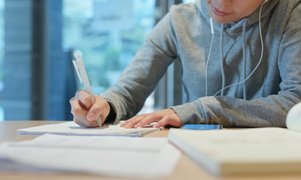 Taller de cuentos para jóvenes en la Biblioteca Roosevelt