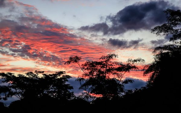 Víspera de feriado con calor, cielo parcialmente nublado y vientos del sur