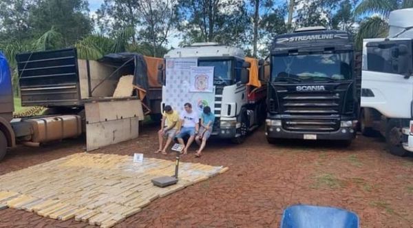 Incautan casi 1 tonelada de marihuana oculta en camiones de gran porte