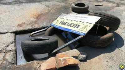 Un "buraco" y criadero de dengue en plena avenida Luqueña •