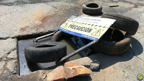 Un "buraco" y criadero de dengue en plena avenida Luqueña •