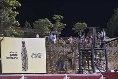 De “renuncia Gorosito” a “Costas anda a Olimpia”: el grito de hinchas que siguieron el clásico desde un balcón - Olimpia - ABC Color