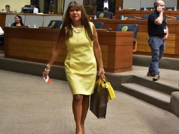 Vuelve diputada Celeste Amarilla tras sanción por opinar sobre narcopolítica