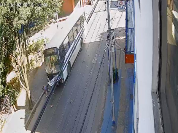 Muere motociclista tras ser chocado por colectivo en Luque