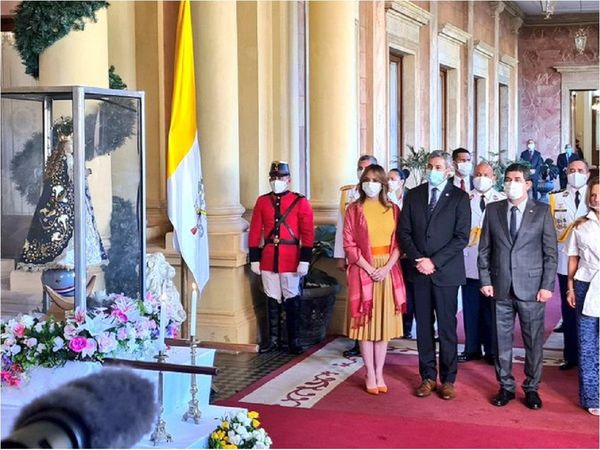 Mario Abdo recibe a la Virgen Peregrina en Palacio de Gobierno