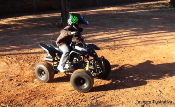 Niño de 11 años muere tras chocar y volcar con su cuaci