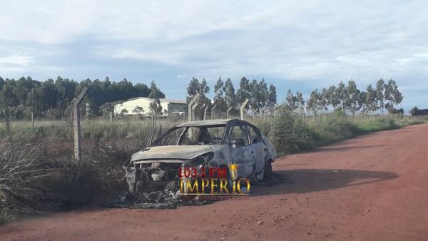 Incineran automóvil camino a Zanja Pytã