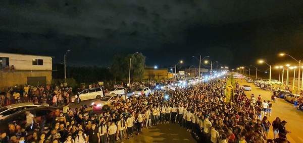 Con multitudinaria concurrencia, encienden árbol de navidad en CDE