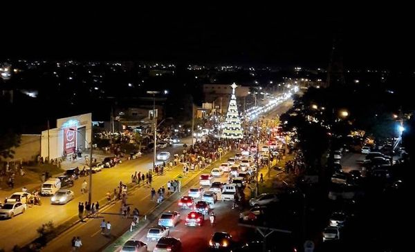 CDE: inauguración de árbol navideño generó gran aglomeración - ABC en el Este - ABC Color