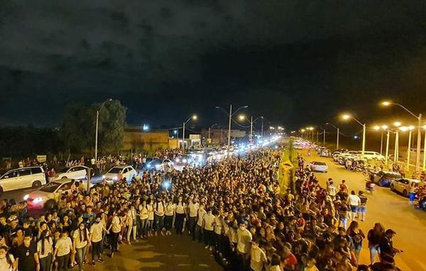 Una multitud participa en evento navideño en Ciudad del Este