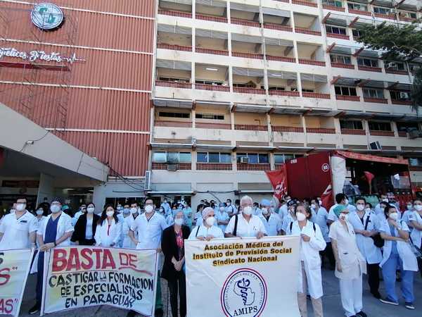 Médicos del IPS se manifiestan y denuncian precarización laboral del personal de blanco » Ñanduti