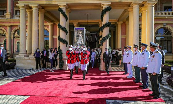 Virgen de Caacupé visita el Palacio de Gobierno y el Congreso