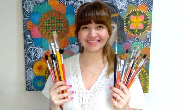 Artista caaguaceña triunfa en Argentina pintando guampas para mate