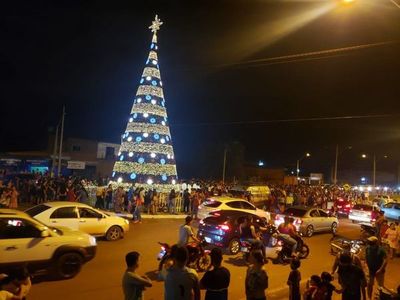 Inconciencia y aglomeración por inauguración de árbol navideño