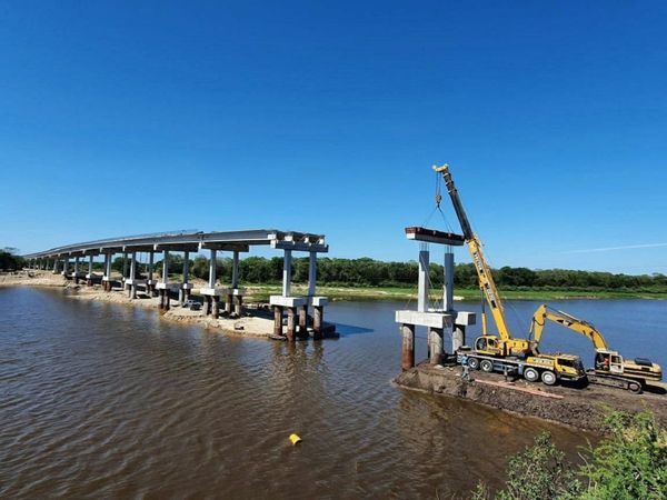 Montan el último dintel del puente más largo de Ñeembucú