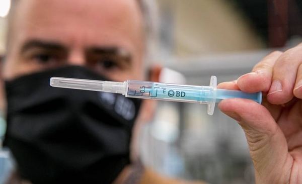 HOY / Europa prepara vacunación masiva contra el covid-19