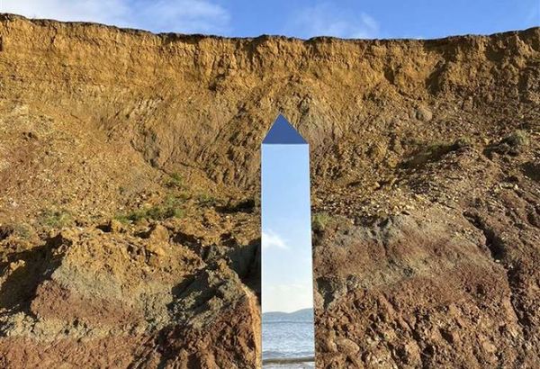 Tras EEUU y Rumania, un misterioso monolito aparece en una isla británica